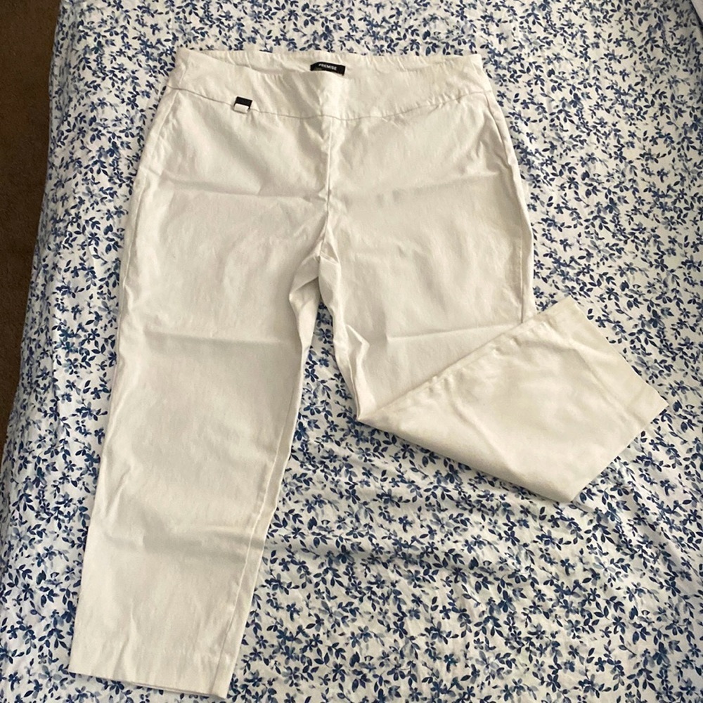 Adorable women’s white capris size large- stretchy, comfortable and flawless.